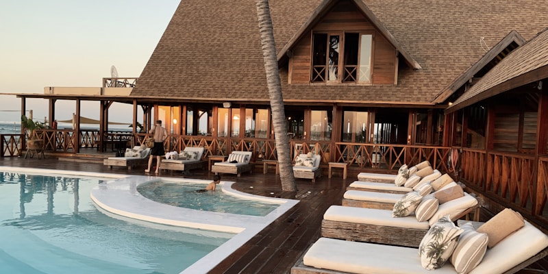 Studi Kasus: Bagaimana Hotel Grand Plaza Mengotomatisasi 80% Panggilan